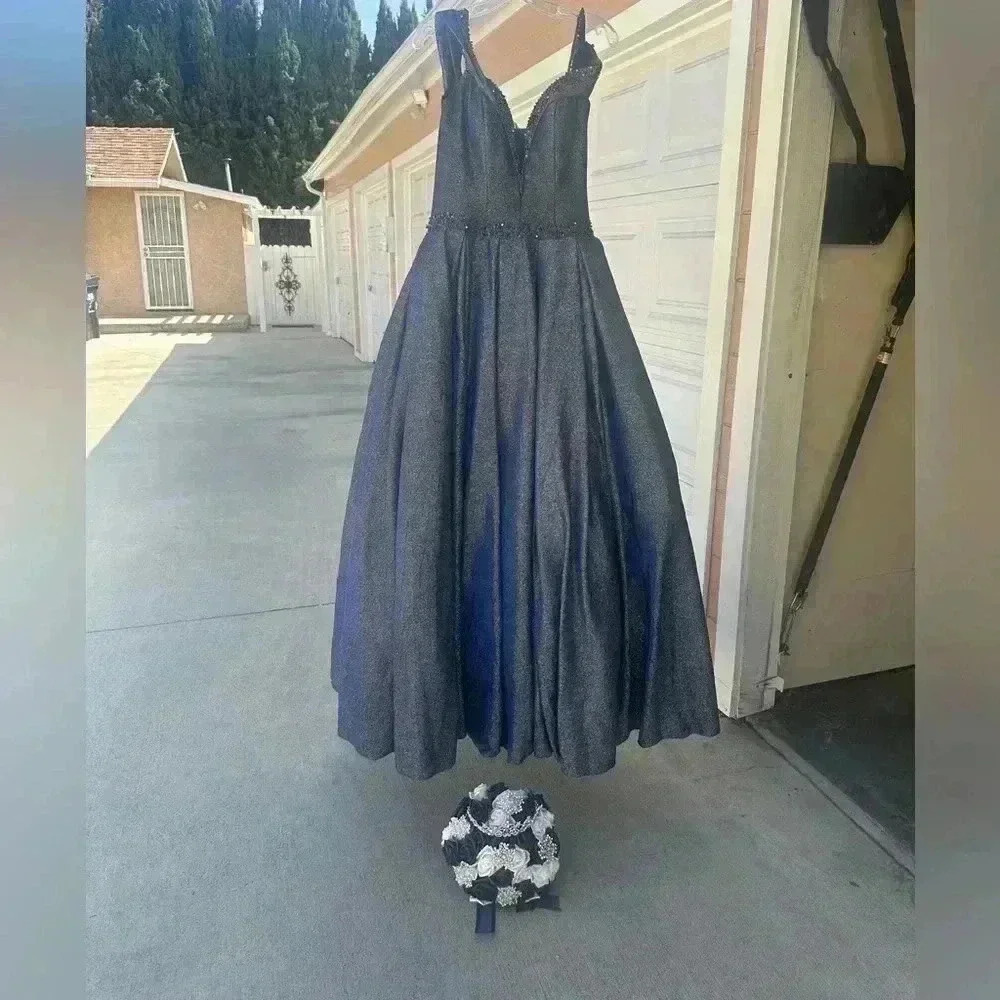 Quinceañera dress brand new. 3 pieces. Crown, fake flowers bouquet.